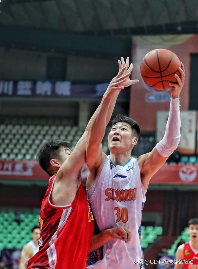 西藏男篮在球场上打出精彩表现赢得掌声