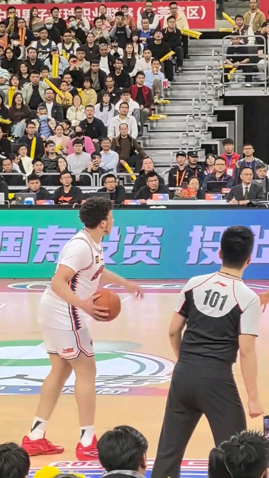 篮球明星技术娴熟，助力团队取胜