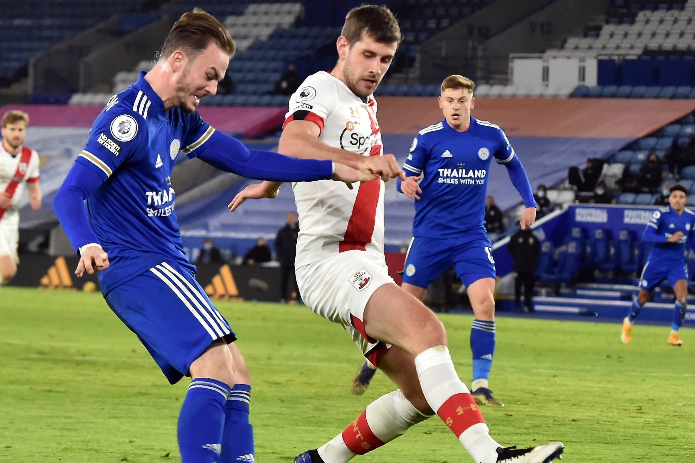 包含莱切斯特城主场惊险获胜，终结对手反超的词条