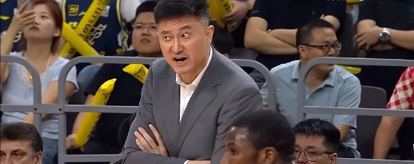 球员在比赛中表现出色，获得主教练的赞扬和肯定