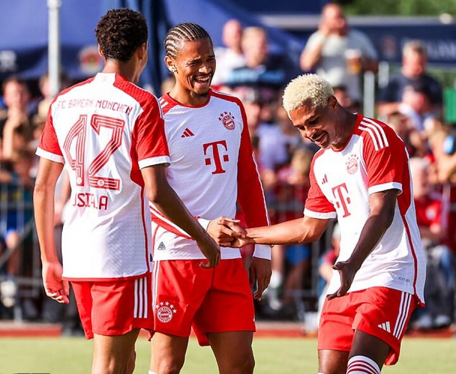 拜仁慕尼黑球队士气高涨，孜孜不倦追求胜利