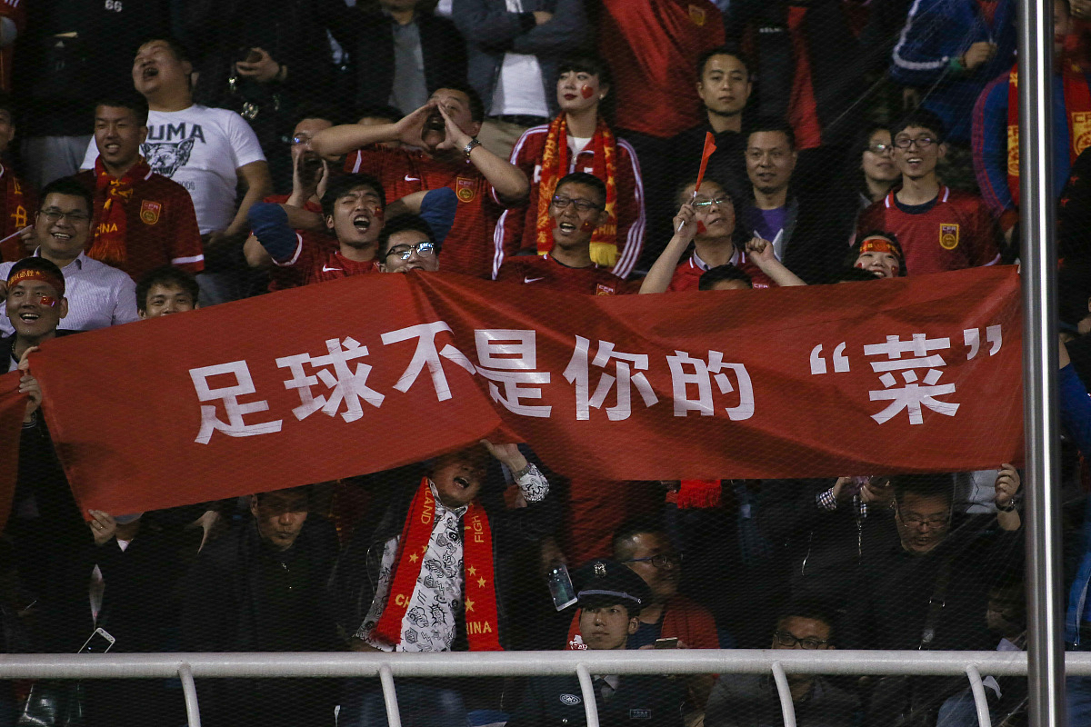 球员在场上全力拼搏争取胜利