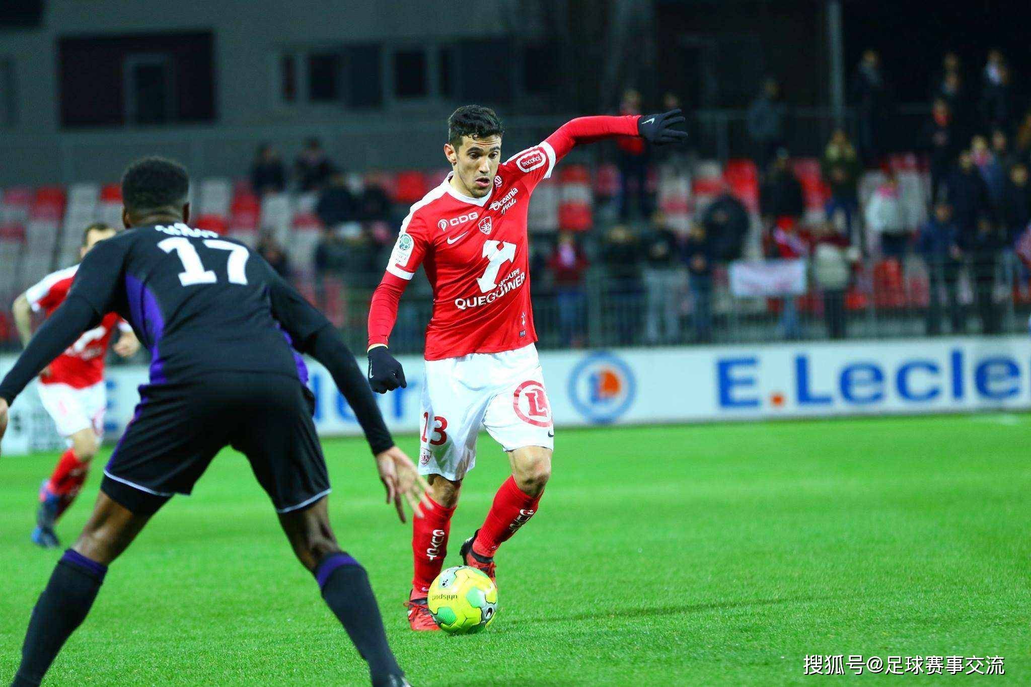 包含足球比赛现场爆发情绪激动的一幕！的词条