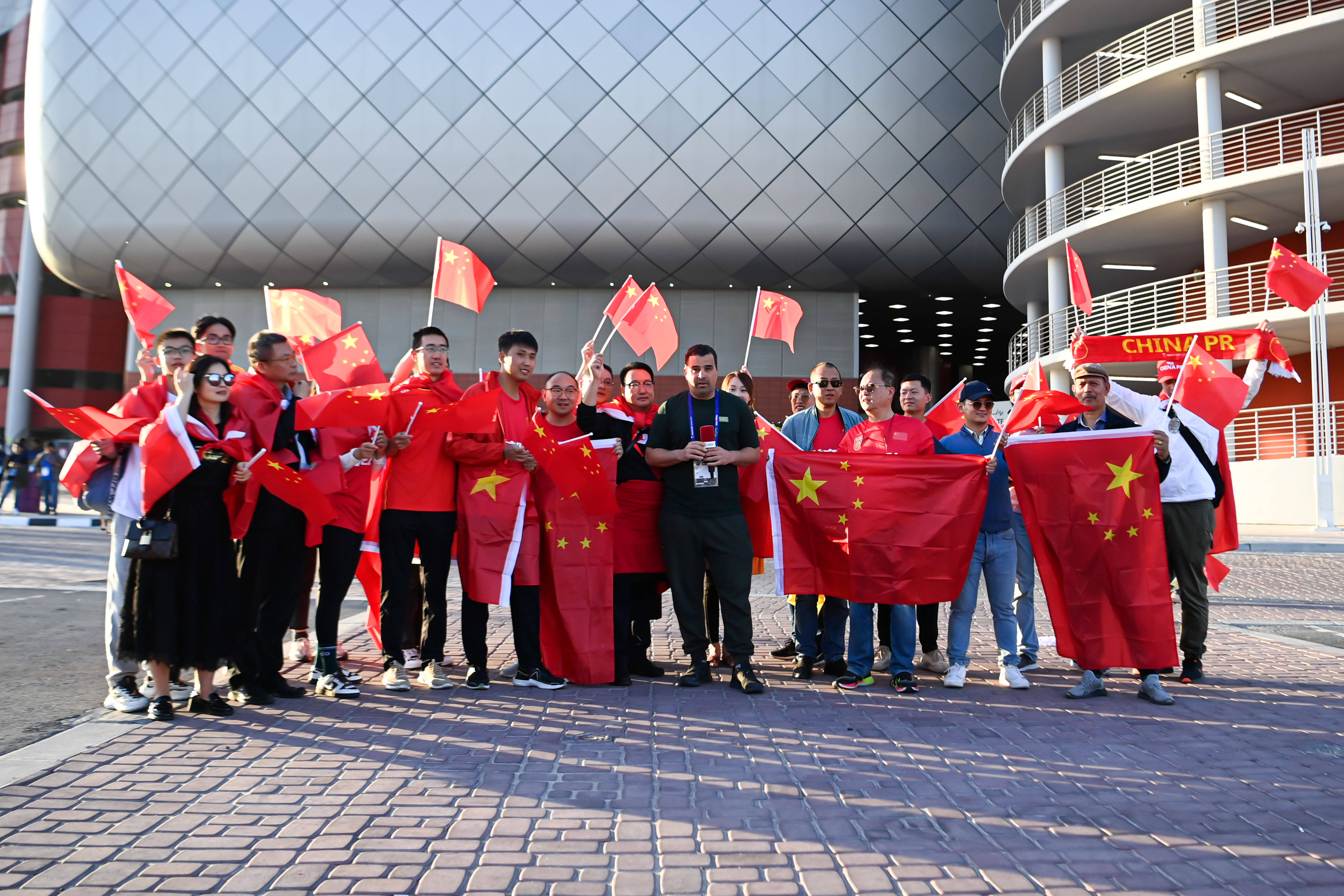 足球运动风云再起，球迷热情涌动