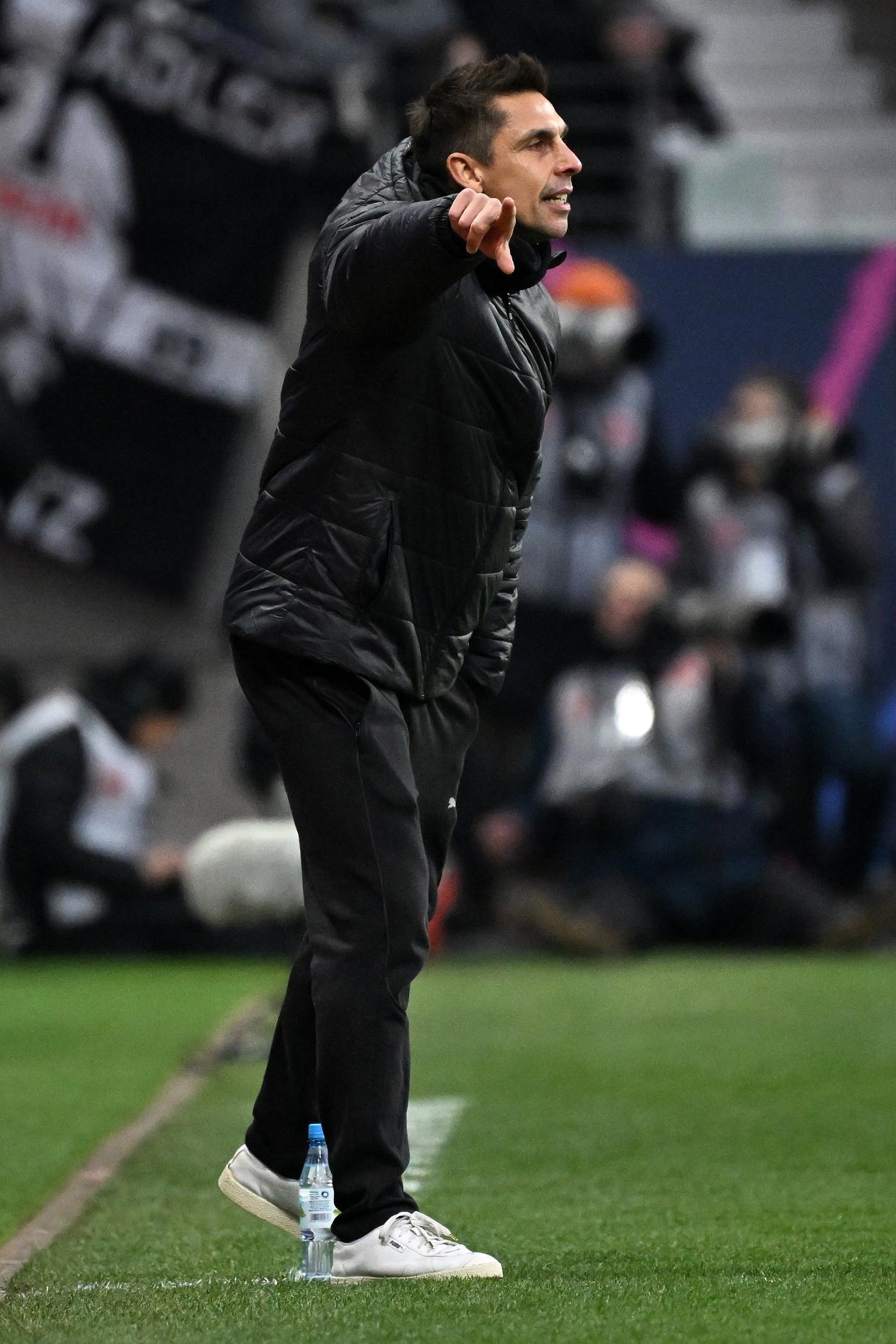 法兰克福队员表现突出，为下一场比赛做好准备的简单介绍