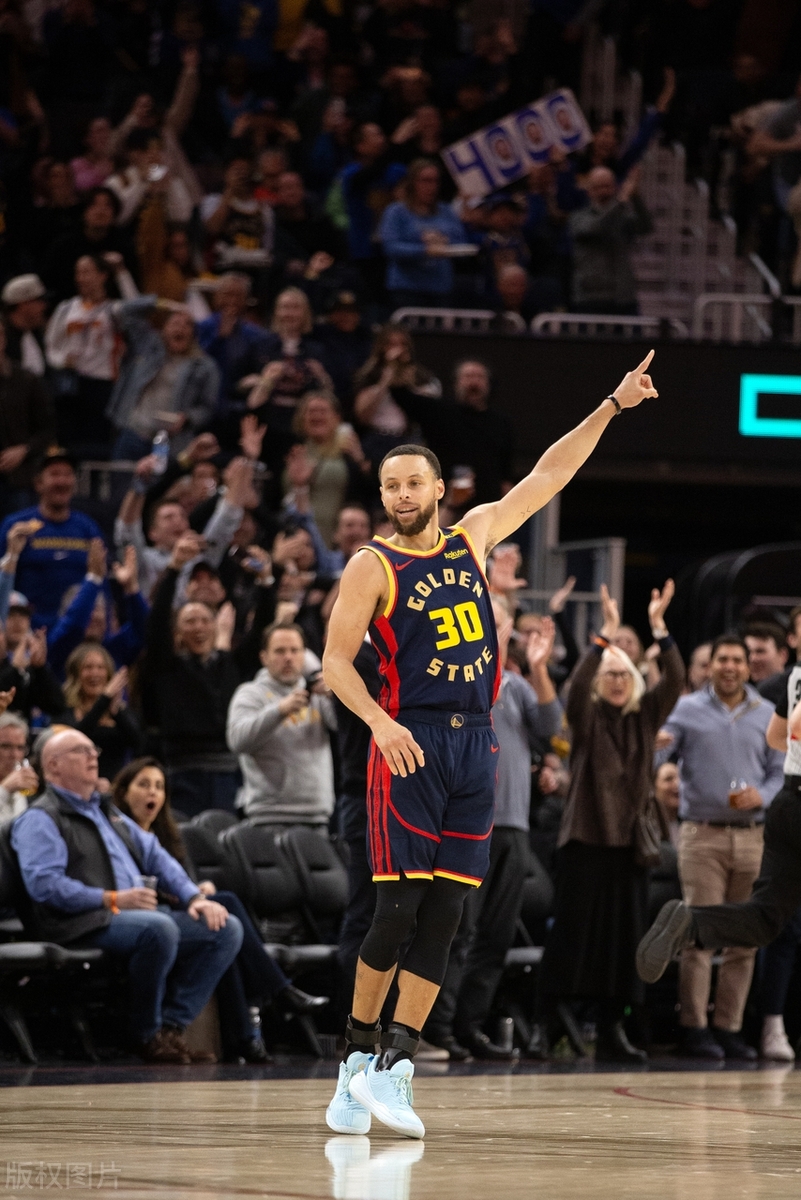 勇士客场战胜老鹰，库里命中7记三分