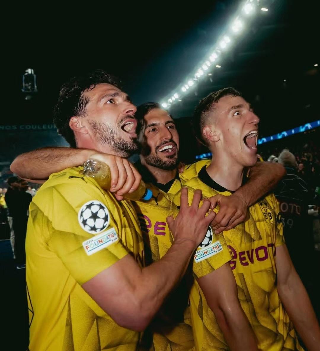 拜仁慕尼黑击败多特蒙德，登顶德甲积分榜