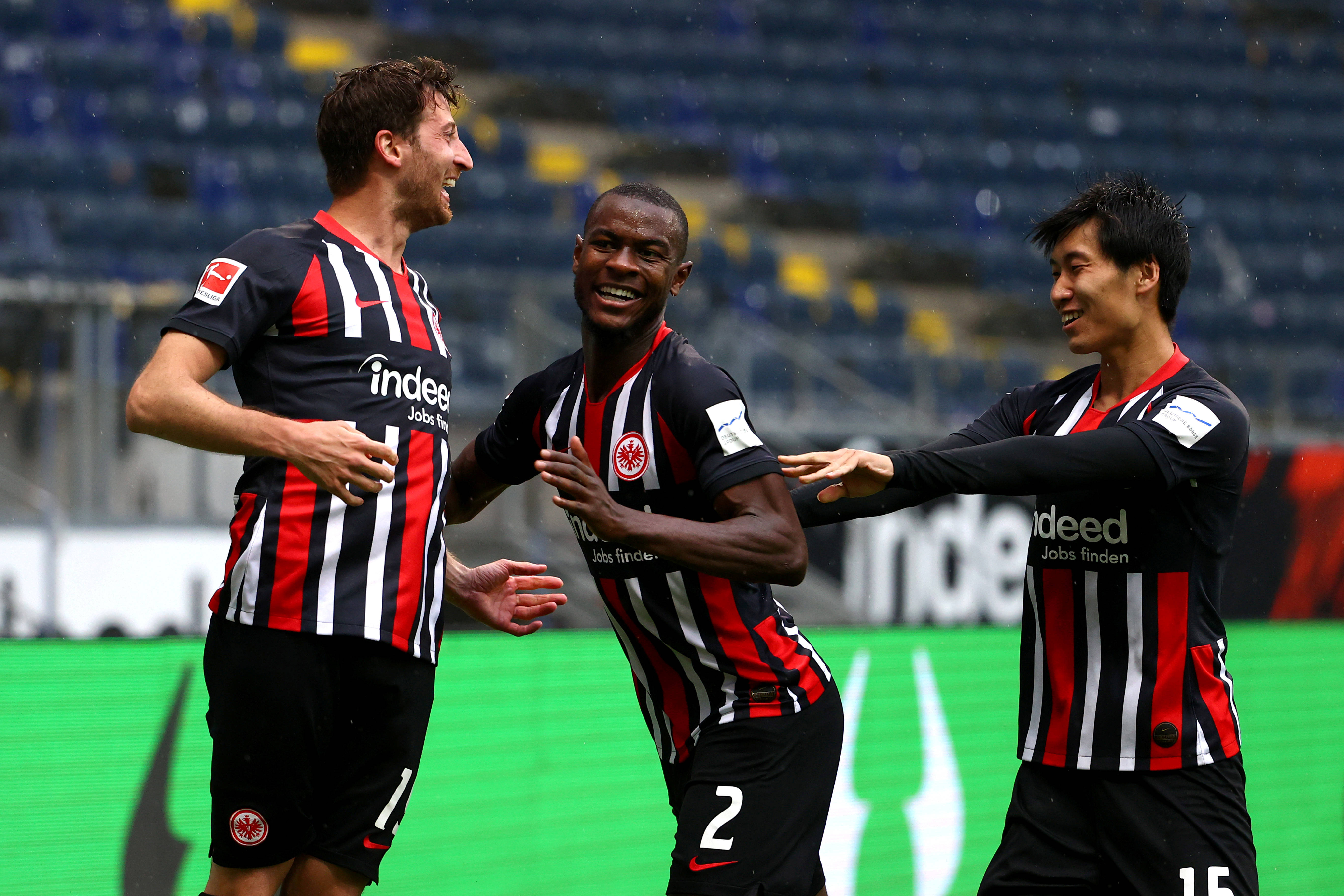 包含不莱梅客场告负，法兰克福主场欢呼：德甲比赛中的惊险一幕的词条